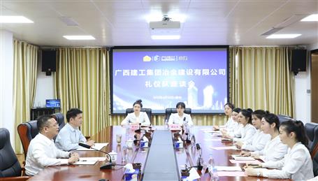 覃振华：提供优质效劳 打造礼仪“手刺”
