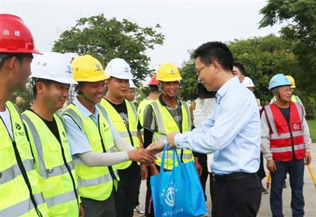 李志军到第八分公司项目开展“战高温 送清凉”慰问运动